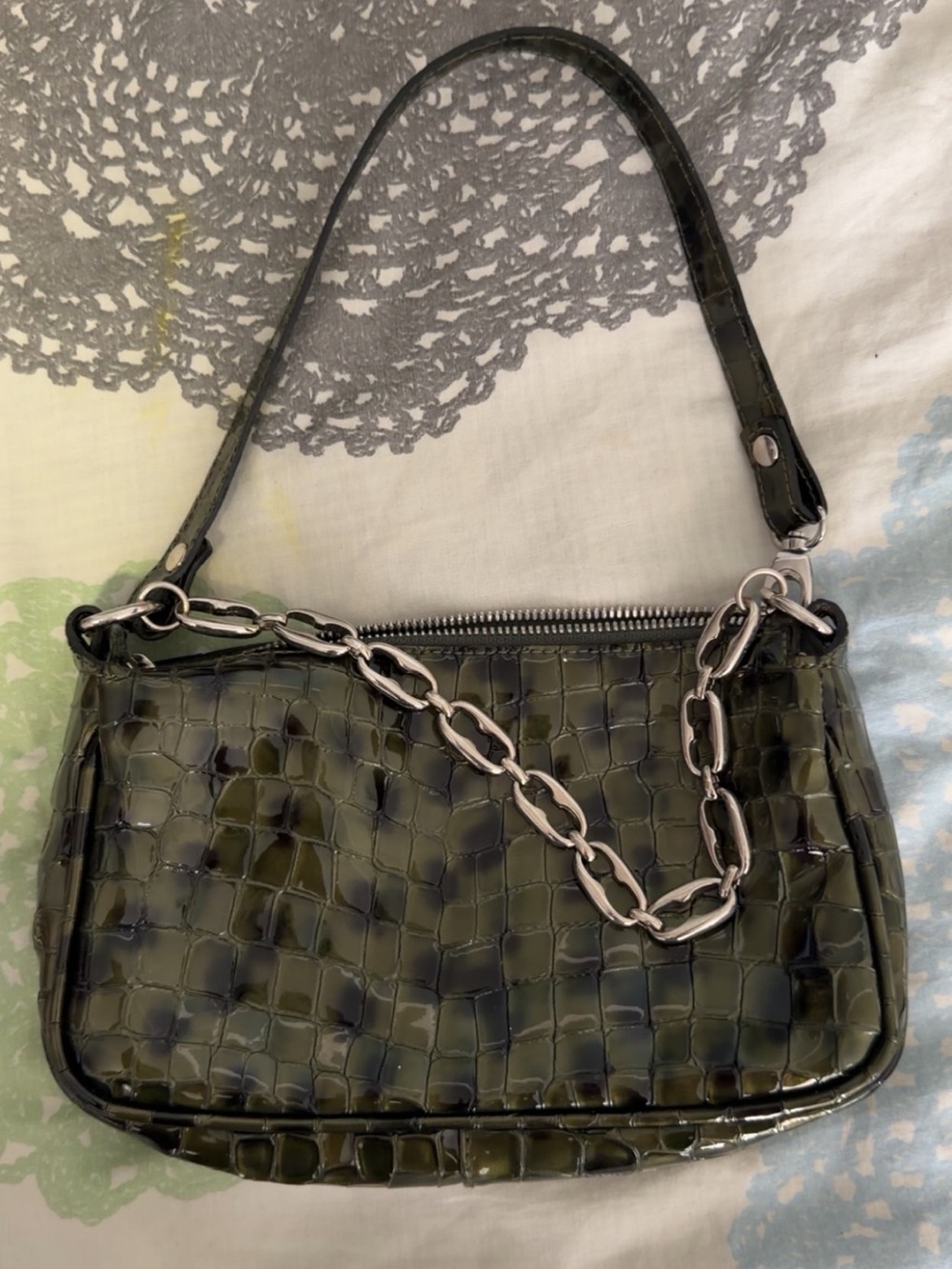 L’INTERVALLE Olive Green Croc-Embossed Shoulder Bag with Chain Accent